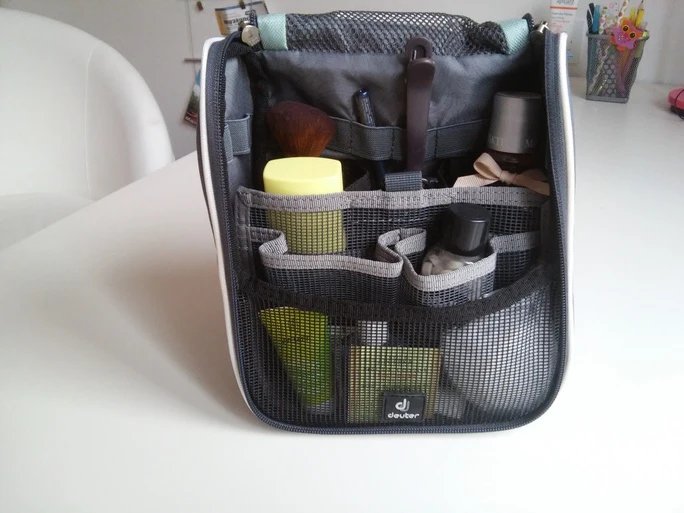 козметична чантичка за окачване с отделения Deuter Wash Center